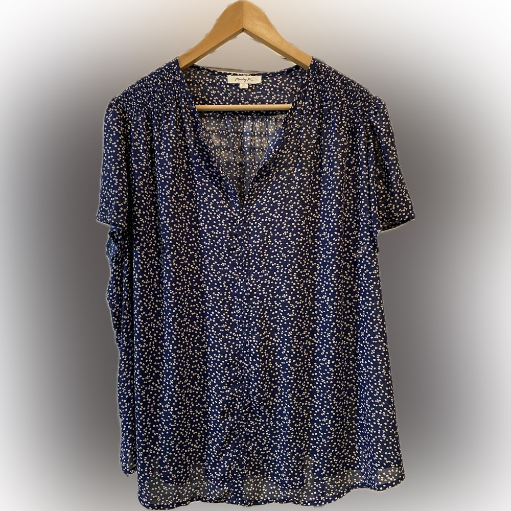 Navy Blue Flutter Sleeve Blouse w/Petite White Flowers - 2X - EUC